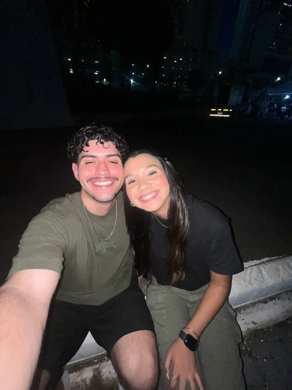 Selfie à noite na rua, os dois de rosto colado
